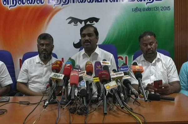 செய்தியாளர்களைச் சந்திக்கும் வேல்முருகன்