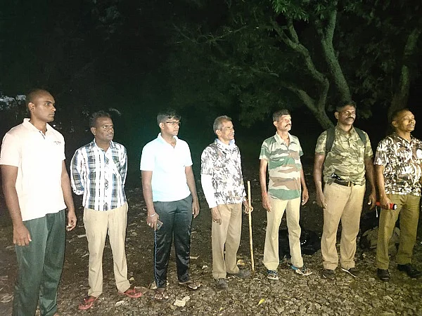 சிறுத்தையைத் தேடும் வனத்துறையினர்
