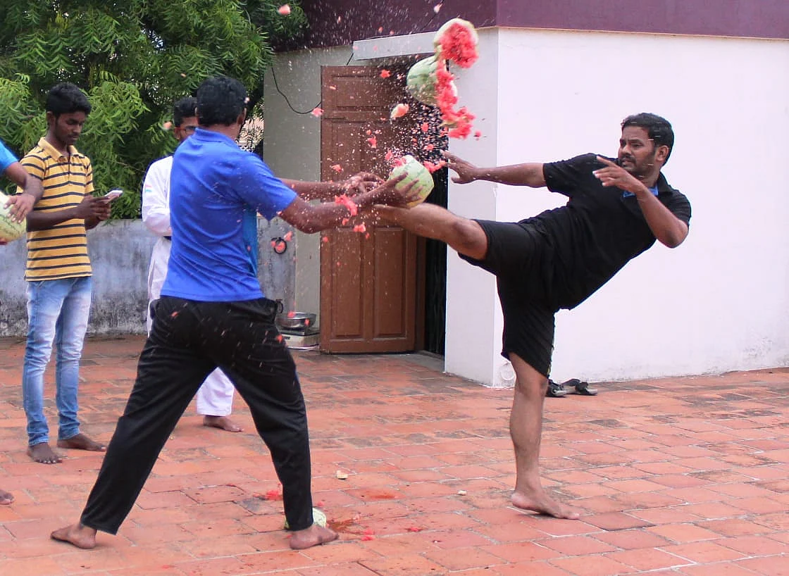 கின்னஸ் பயிற்சியின் போது நாராயணன்