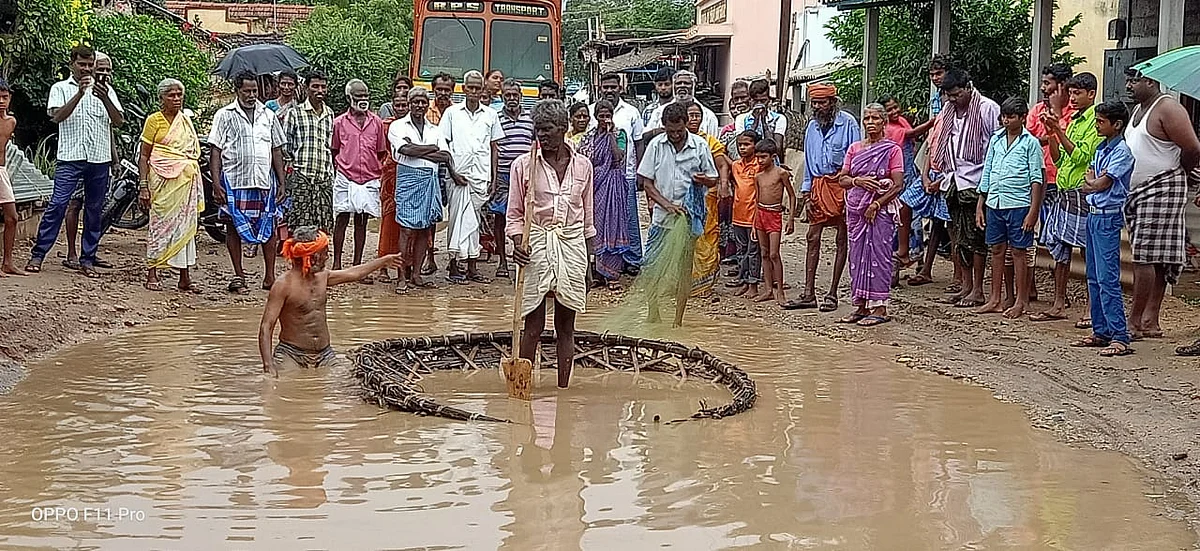 மழைநீரால் நிரம்பிய சாலையில் நூதன போராட்டம்