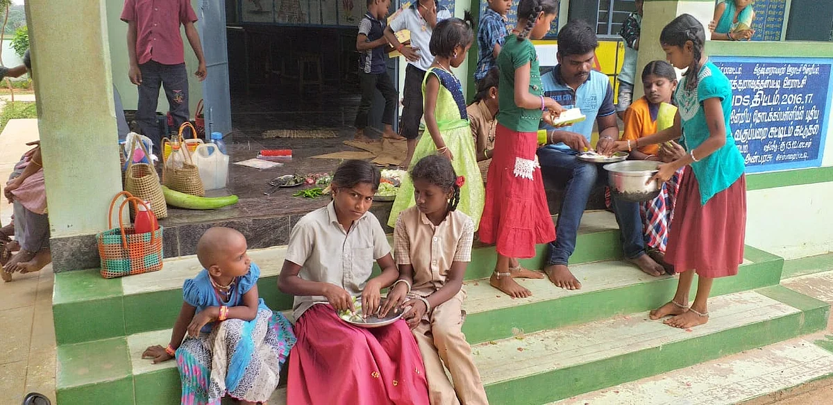 சுரைக்காய் கூட்டு தயாரிப்பில் மாணவர்கள்