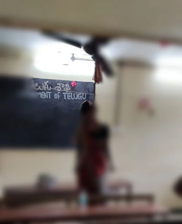 தூக்கில் தொங்கிய நிலையில் ஆசிரியை