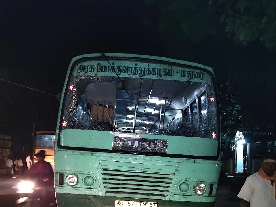 `தேனியில் கல்வீச்சுக்குள்ளான அரசுப் பேருந்துகள்! - சாலையில் தவித்த பயணிகள்