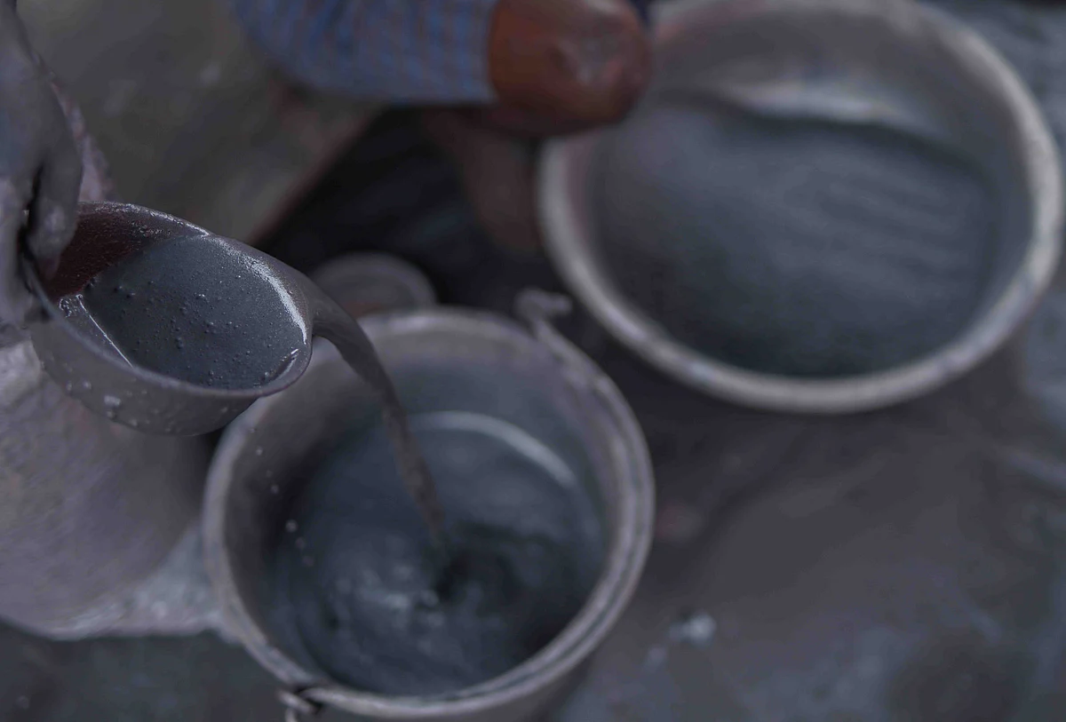 வண்ணம் சிதறாமல் இருப்பதற்காக மருந்தை பிசைய தயாராகிறார்.