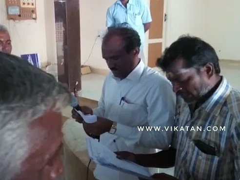 குலுக்கலில் ஈடுபடும் கிராமத்தினர்