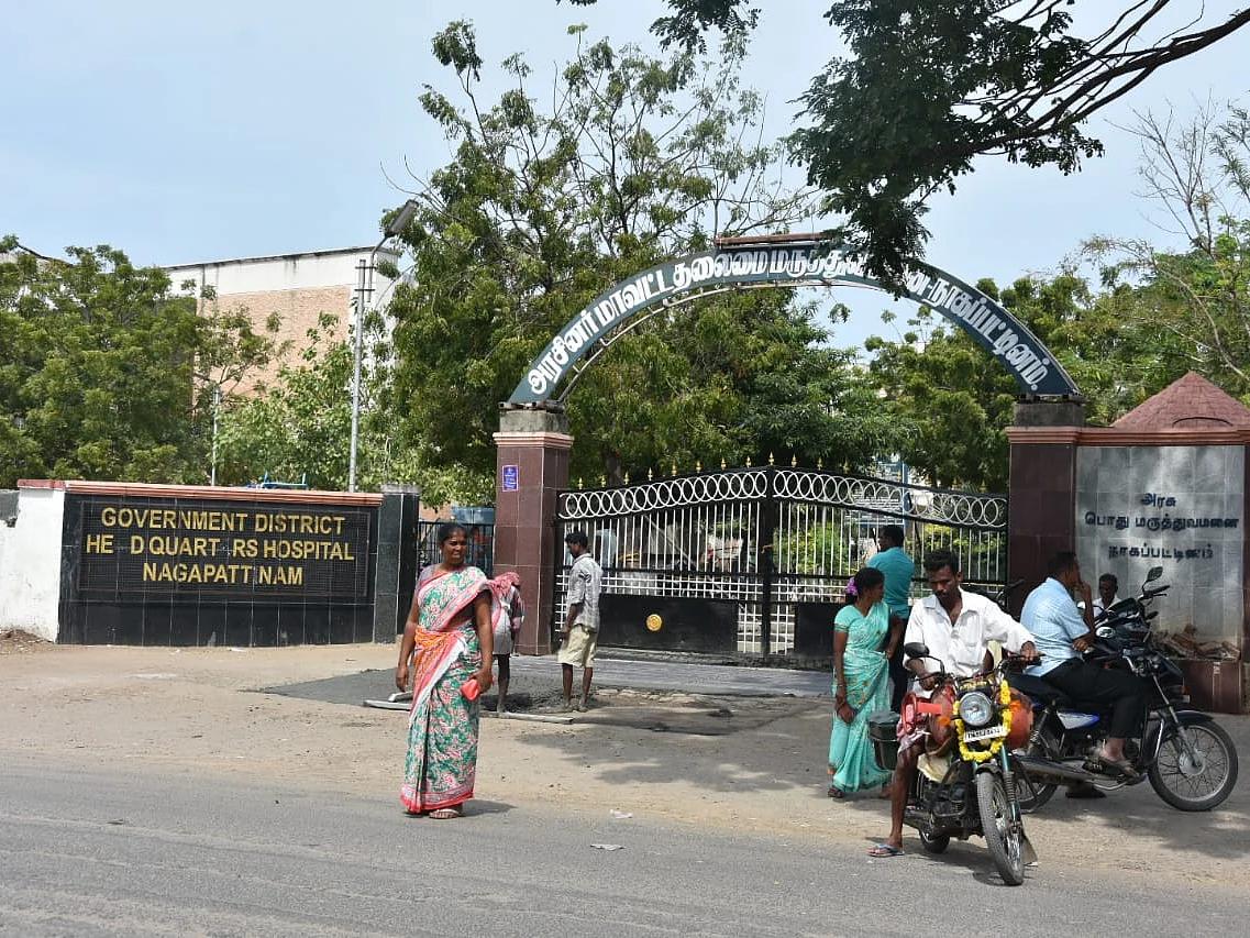 `மருத்துவர்களே இல்லை; மாவட்ட அரசு தலைமை மருத்துவமனையா இது?’ - நாகையில் கொந்தளித்த ஓ.எஸ் மணியன்
