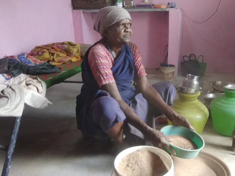 `சாப்பாடு, நொறுக்குத்தீனி எல்லாமே இதுதான்!' -40 ஆண்டுகளாக மணலைச் சாப்பிடும் தூத்துக்குடி மூதாட்டி