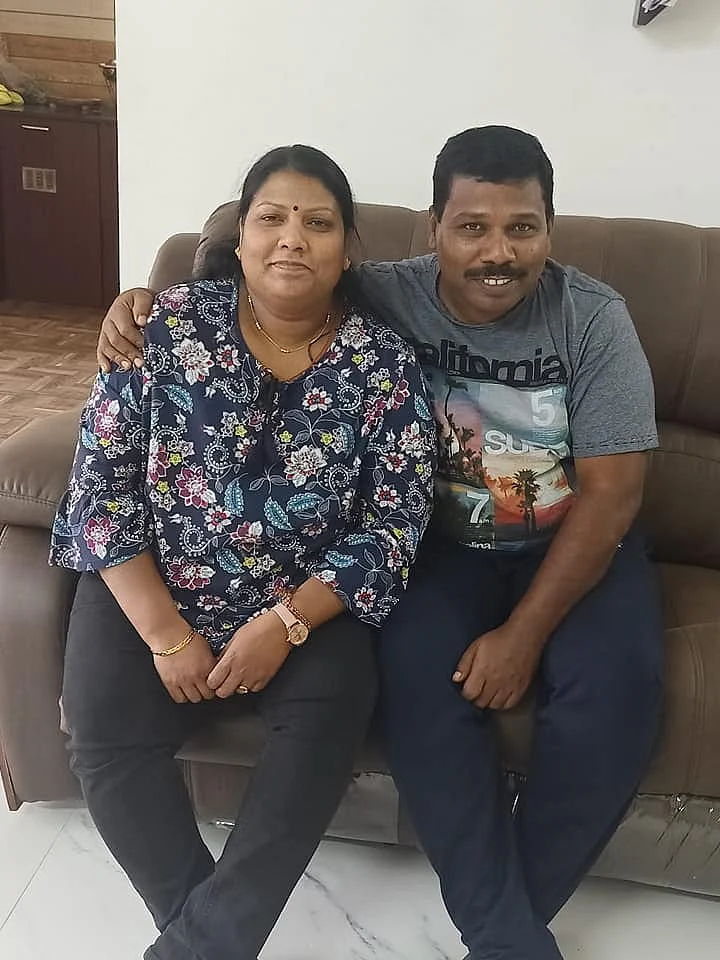 தன் சகோதரியுடன் இராபர்ட் பயஸ்