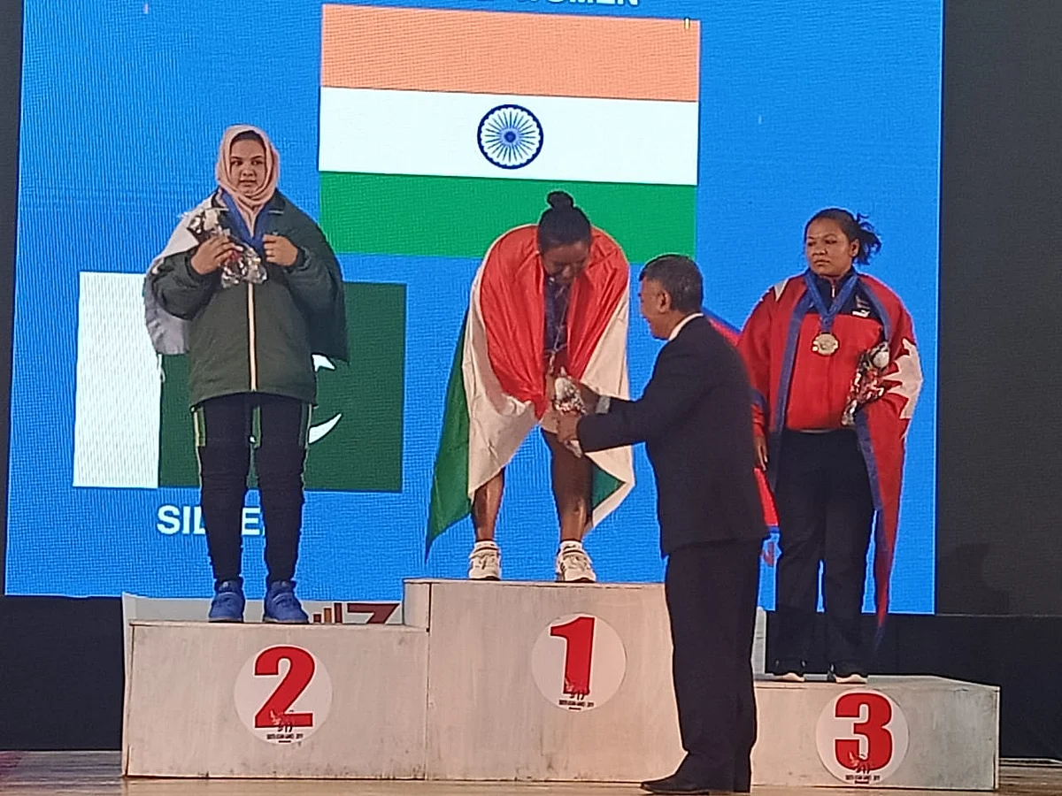 `பளு தூக்கும் விளையாட்டுன்னா உசுரு!’- தெற்காசியப் போட்டியில் தங்கம் வென்று சாதித்த தஞ்சை பெண் எஸ்ஐ