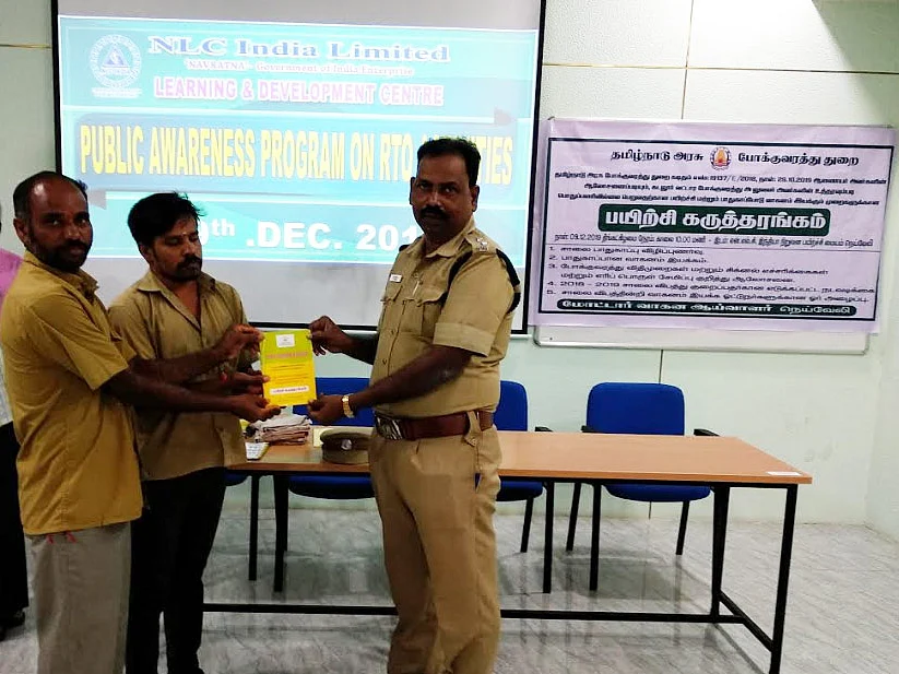 `ஓட்டுநர்கள் செய்யக்கூடாத தவறு என்ன?!' -சரியான விடை சொன்னவர்களை ஆச்சர்யப்படுத்திய நெய்வேலி ஆர்.டி.ஓ