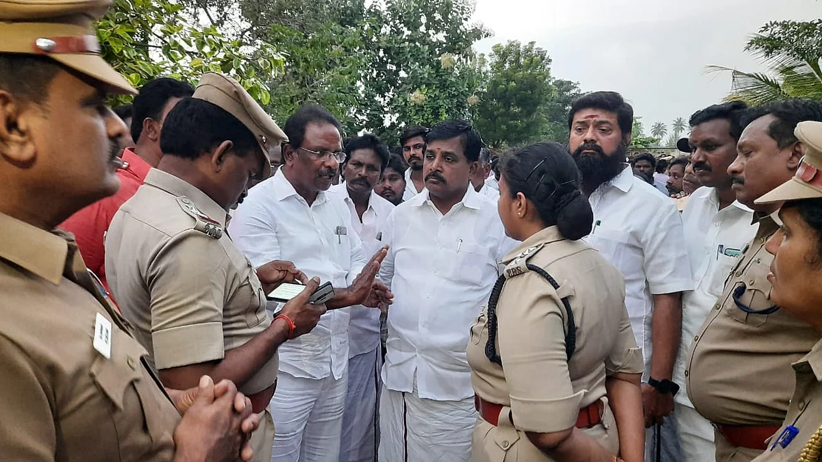 கல்லூரியில் கல் வீச்சு