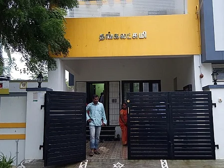 நெல்லை வங்கி அதிகாரி வீட்டில் 60 சவரன் நகை கொள்ளை! - பூட்டை உடைத்து துணிகரம்