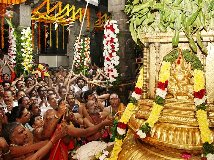 `கொடியேற்றத்துடன் தொடங்கிய தீபத் திருவிழா!’ - பக்தர்கள் வெள்ளத்தில் திருவண்ணாமலை
