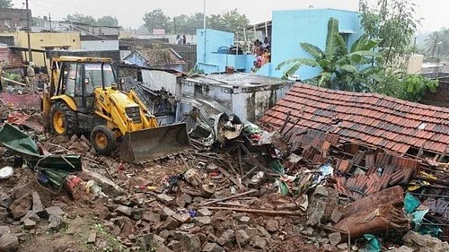 சுவர் இடிந்த விபத்து