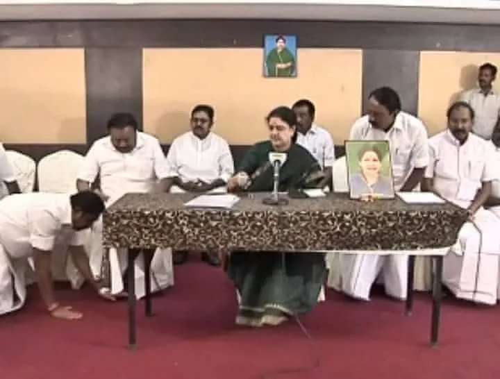 கூவத்தூரில் சசிகலா காலில் விழும் எடப்பாடி