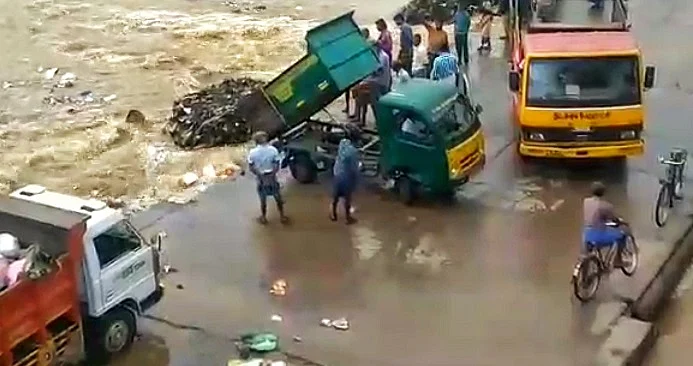 ஆற்றில் கொட்டப்படும் குப்பைகள்