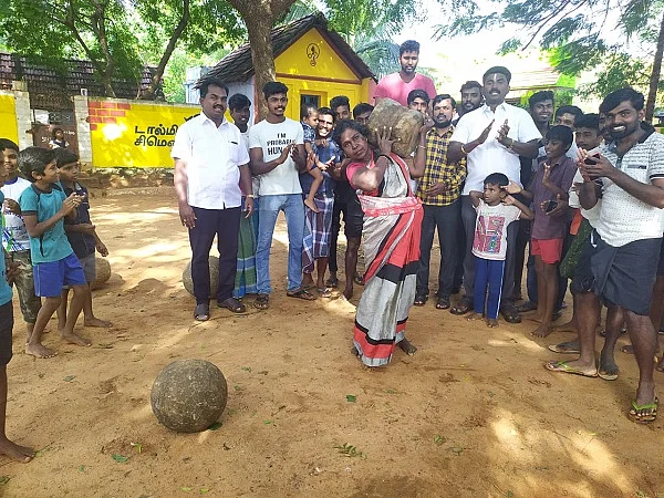 உரல் தூக்கிப் பயிற்சி எடுக்கும் பெண்