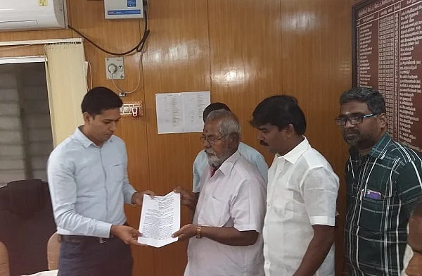 சப்-கலெக்டர் மணிஷ் நாரணவரேயுடன் பூதத்தான்