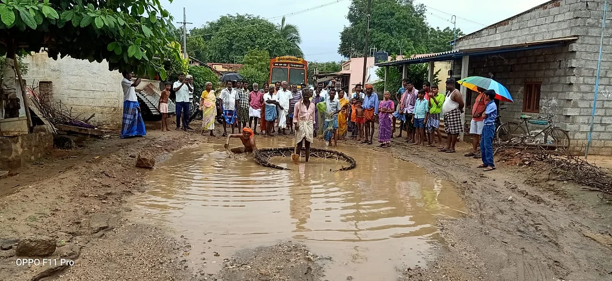 மழைநீரால் நிரம்பிய சாலையில் நூதன போராட்டம்