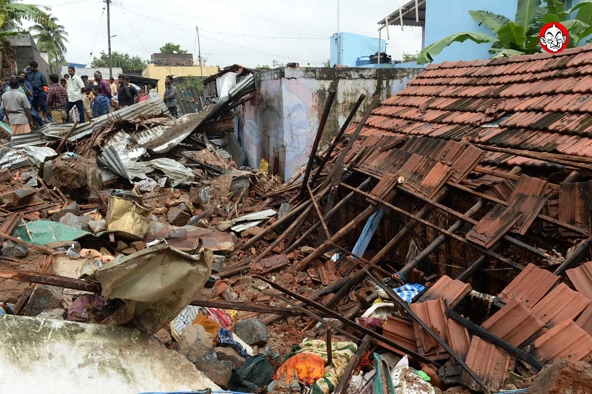 நடூரில் நொறுங்கி வீடுகள்