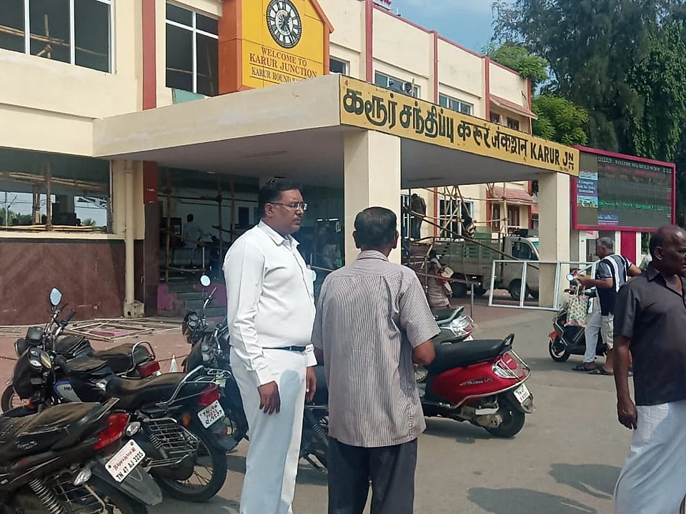 `20 வருட வழக்கு; ரூ.1.40 கோடி இழப்பீடு!'-கரூர் ரயில் நிலையத்தை ஜப்தி செய்ய வந்த அமீனா