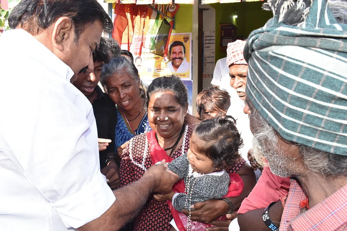 குழந்தையுடன் கே.என்.நேரு
