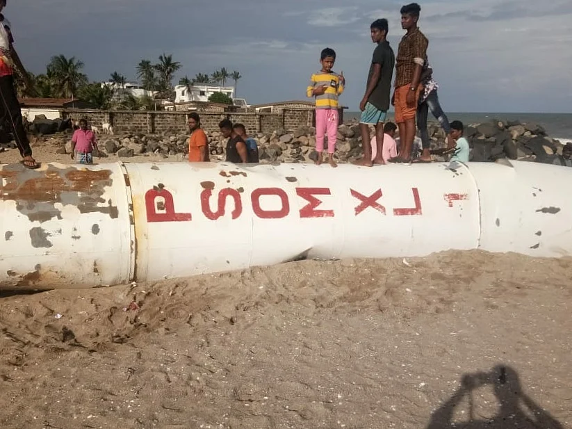 `13.5 மீட்டர் நீளம்... 1.6 டன் எடை!' புதுச்சேரி மீனவர்கள் வலையில் சிக்கிய ராக்கெட் பாகம்