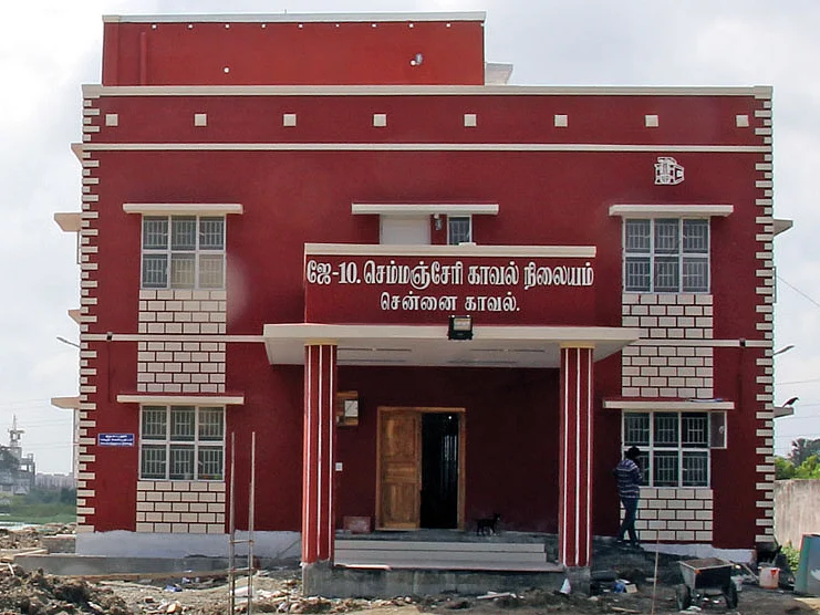 குளத்திலே குடியிருப்பு... ஏரியிலே போலீஸ் ஸ்டேஷன்!