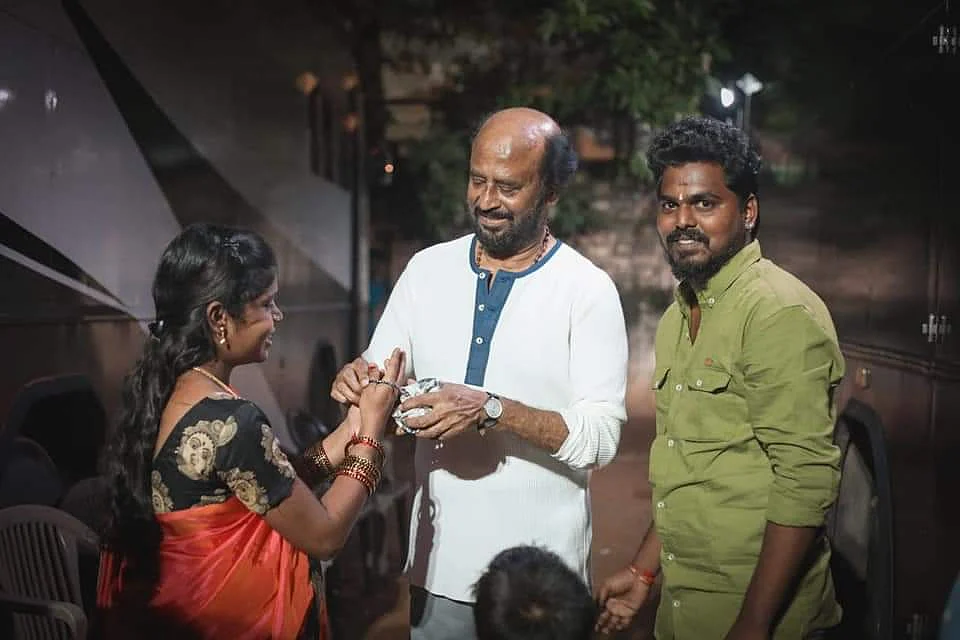 ரசிகைக்கு வளையல் அணிவிக்கும் ரஜினி