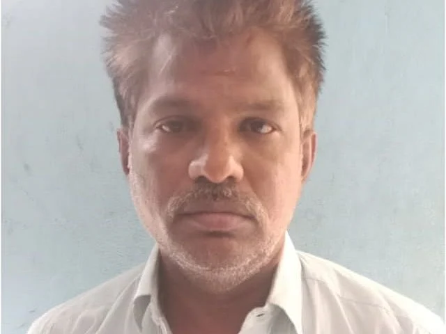 ` பா.ஜ.க பிரமுகர் இல்லத் திருமணவிழாவிலும் கைவரிசை!'
-ஐபோன் திருட்டால் வெளிவந்த ஐயப்ப பக்தர் வேஷம்