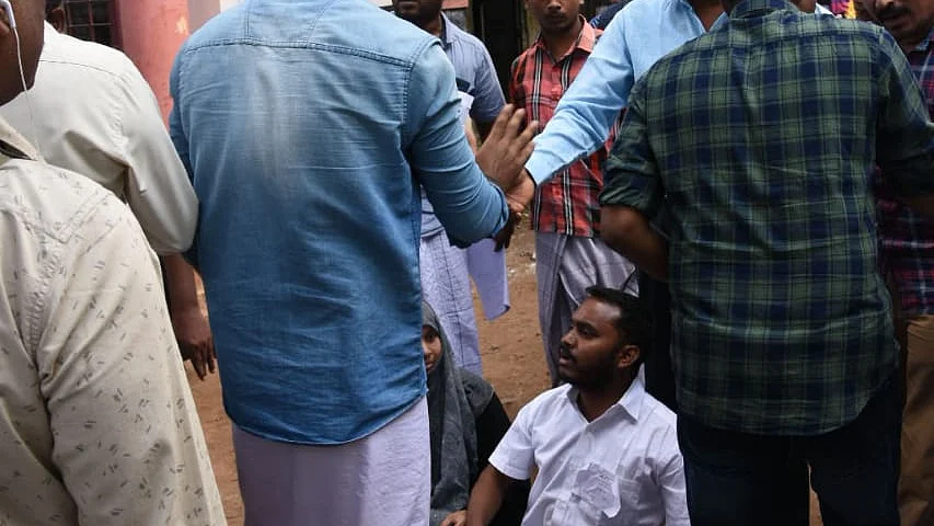 வாக்கு மையத்தில் தர்ணா