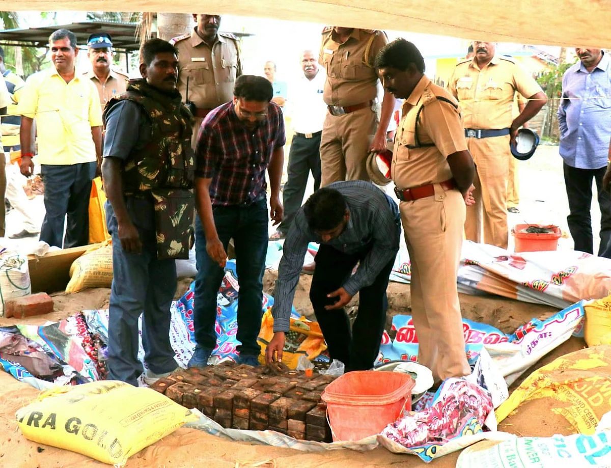 தங்கச்சிமடத்தில் கிடைத்த விடுதலைப்புலிகள் ஆயுதங்கள் (பழைய படம்)