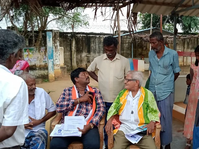 `எனது பெயரை அந்தத் தம்பி காப்பாற்றுவார்!'- வீதி வீதியாக வாக்கு சேகரித்த டிராபிக் ராமசாமி