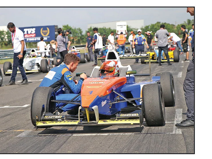 இது F1 இல்லை... X1 ரேஸ்!