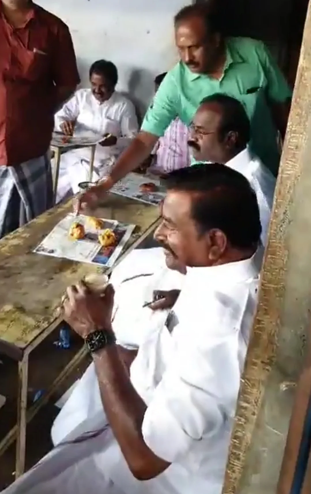 டீக்கடையில் பிரசாரம் செய்யும் கே.என்.நேரு