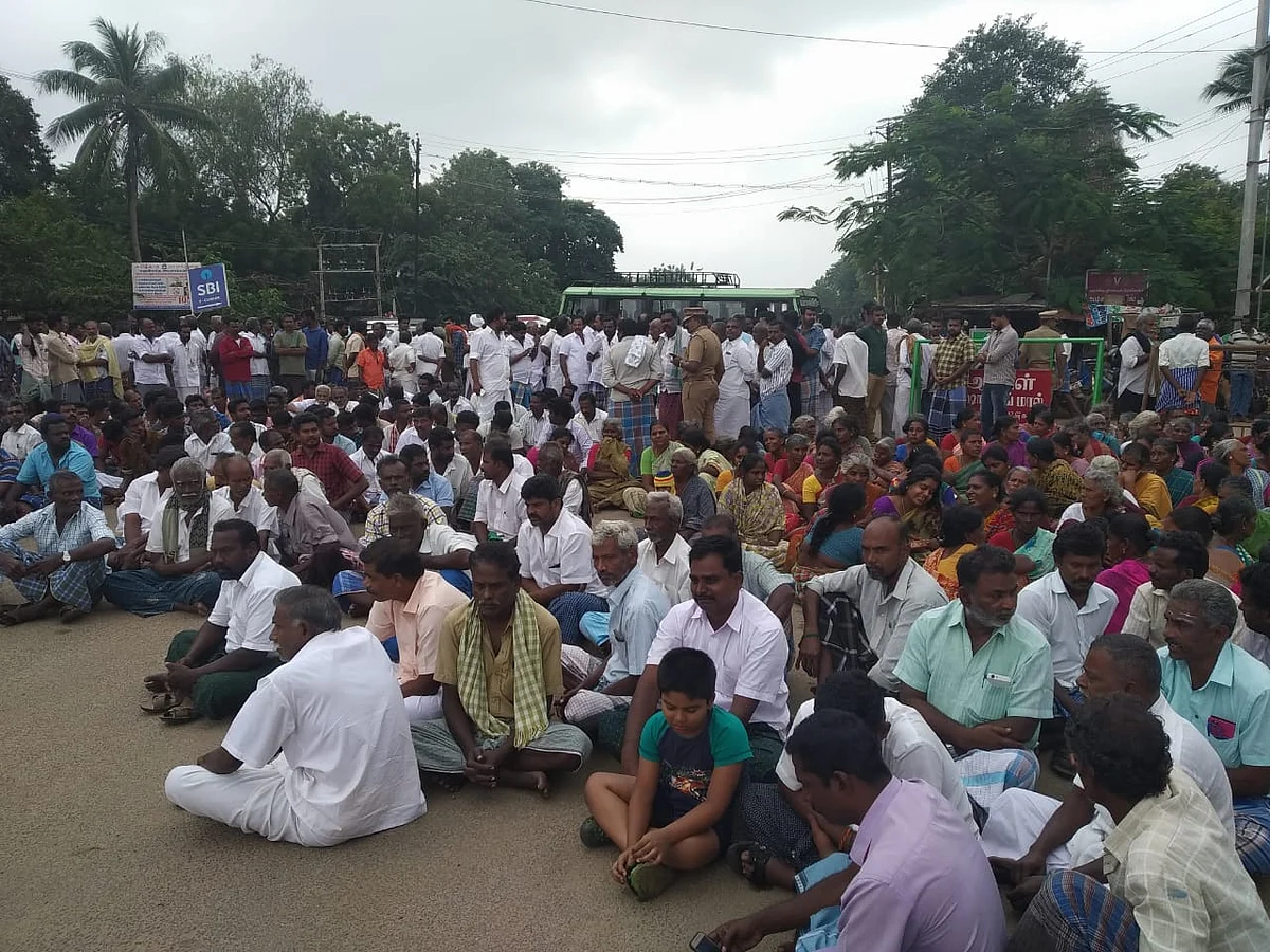 நடைப்பயிற்சி; வழிமறித்த கும்பல்! - நடுரோட்டில் மேலூர் அ.ம.மு.க பிரமுகருக்கு நேர்ந்த கதி