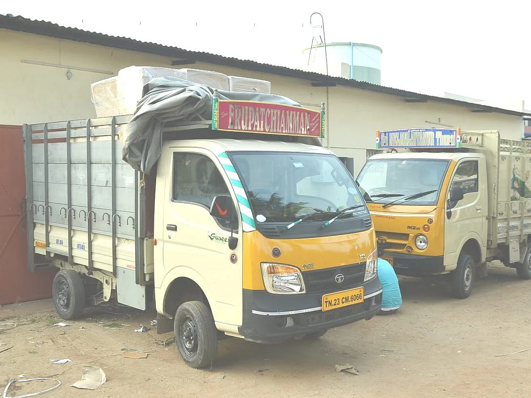 `2 டன், 200 பெட்டிகள்; பிஸ்கட் குடோனில் குட்கா பதுக்கல்!’ - வேலூரில் சிக்கிய அ.தி.மு.க பிரமுகர்