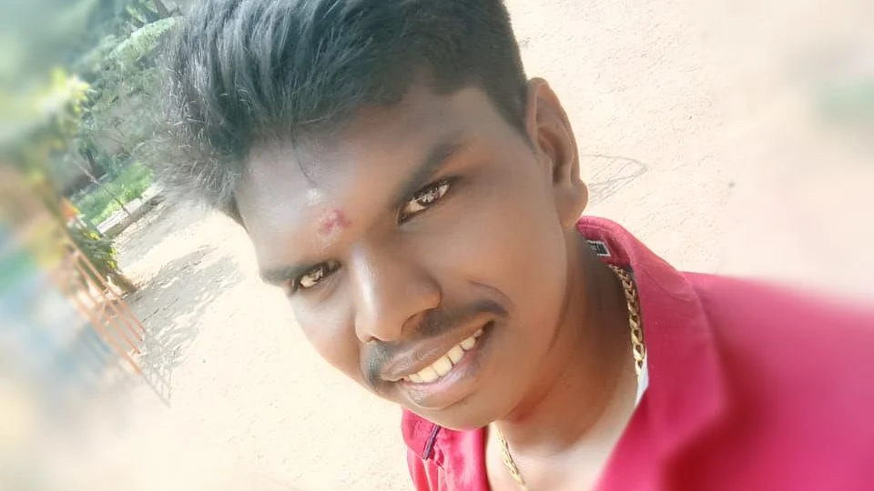 காவலர் வீரமணியுடன் பெண் சரஸ்வதி