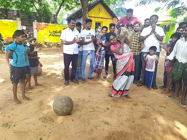 உற்சாகமூட்டும் கிராமத்தினர்