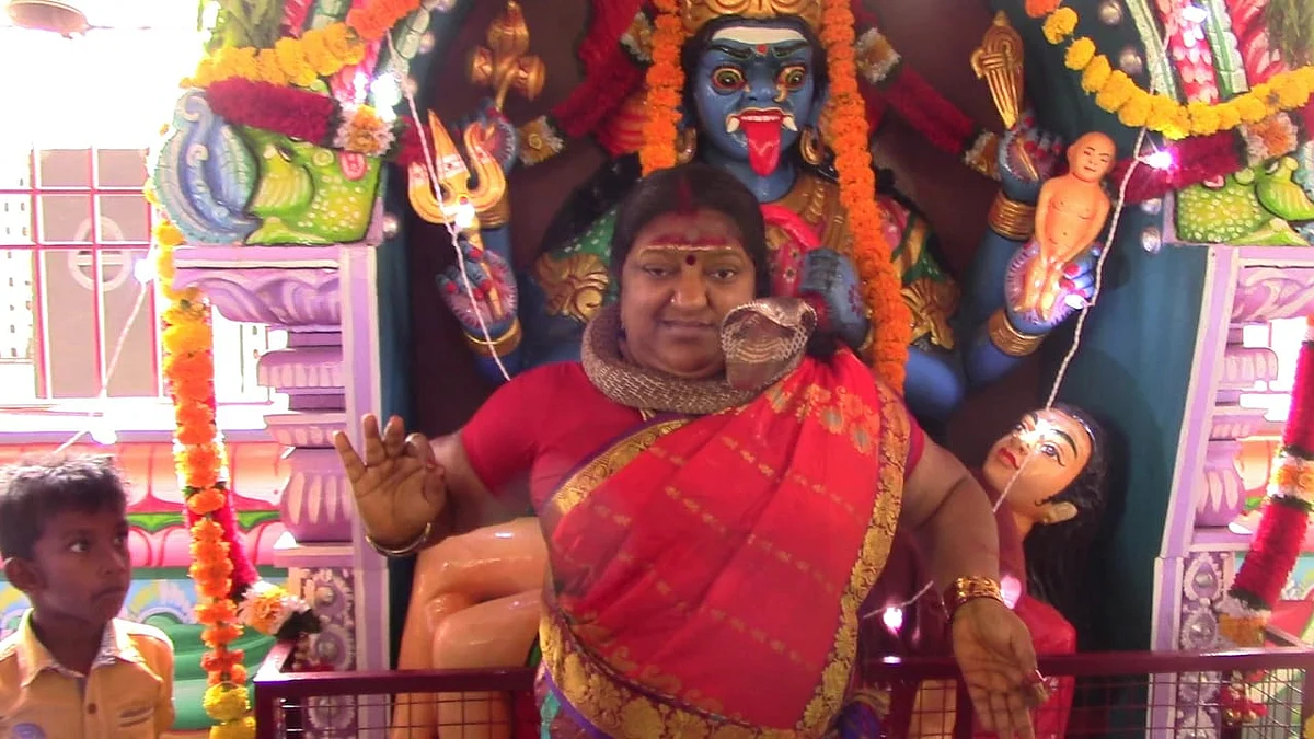 பாம்புடன் பெண் சாமியார்