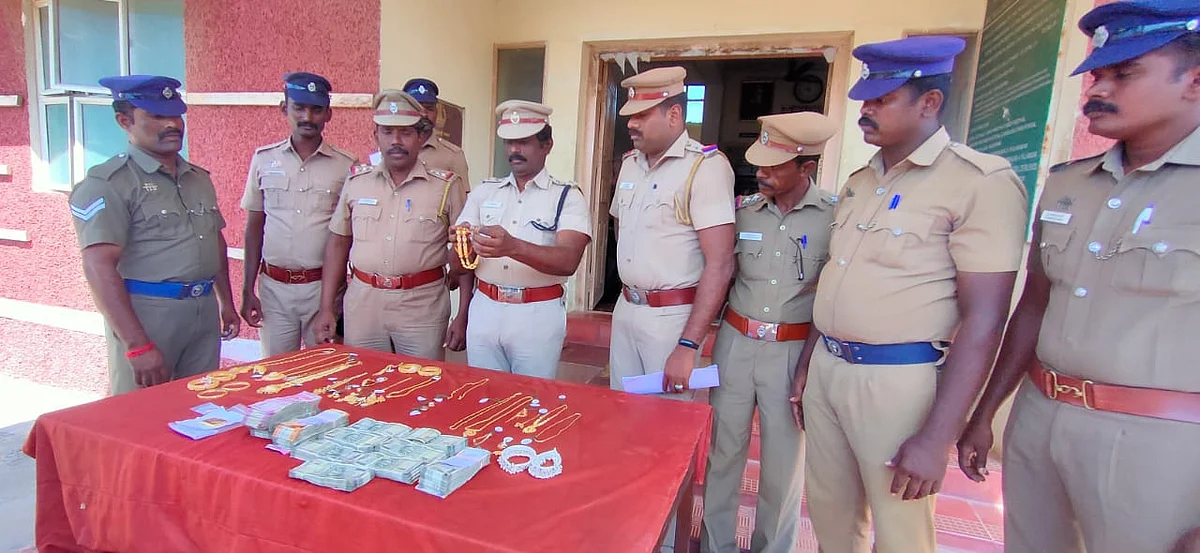 தங்க நகைகளுடன் போலீஸ்