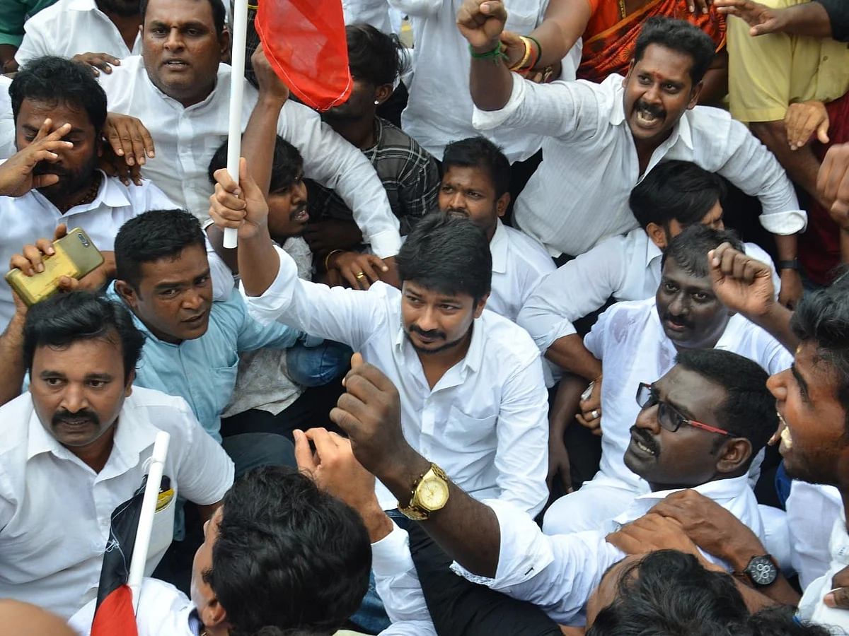 ` மு.க.ஸ்டாலினை முந்திக் கொண்ட உதயநிதி!' - `திடீர்' போராட்டத்தால் வெடித்த அறிவாலய சர்ச்சை