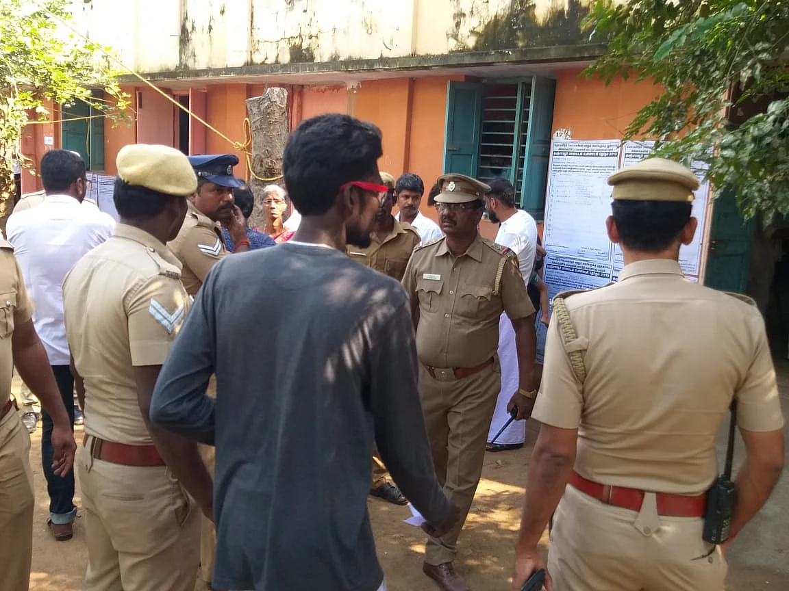 `மொதல்ல கதவில் உள்ள பூட்டு, சாவியை எடுங்க!' -திருவையாற்றில் சின்னத்துக்காக நடந்த தர்ணா