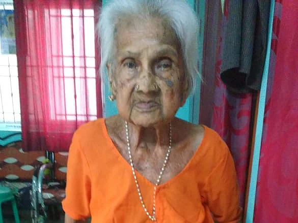 `அம்மாவுக்குக் காது சரியாகக் கேட்காது!' -கோவை மூதாட்டியைக் கலங்கவைத்த ரூ.33,000 செல்லாத நோட்டுகள்