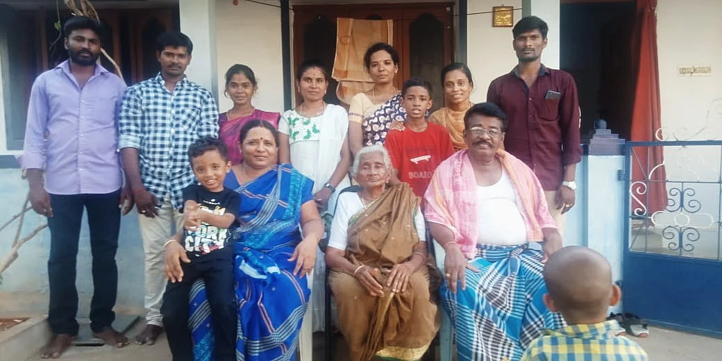 லதா குடும்பத்தினர்