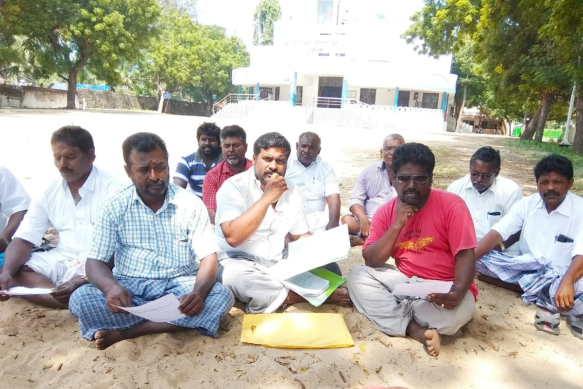 பாரம்பரிய நாட்டுப்படகு மீனவர்கள்