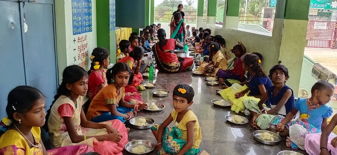 பொங்கல் சாப்பிடும் மாணவர்கள்