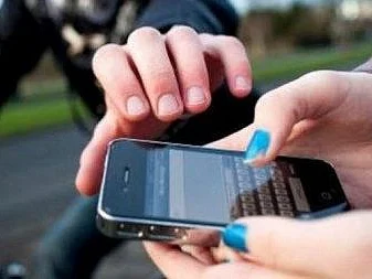 செல்போனைப் பிடுங்க முயன்ற திருடர்கள்! - விரலைக் கடித்துத் துப்பிய டெல்லி இளைஞர்