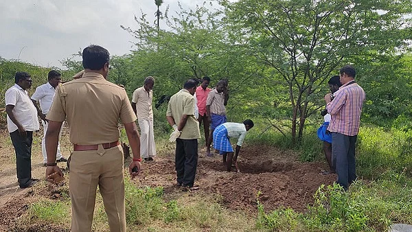 தோண்டி எடுக்கப்படும் சடலம்