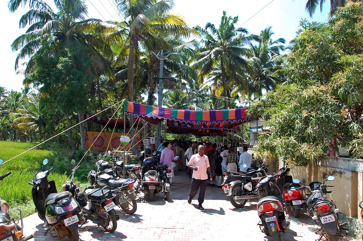 பச்சைப்பசேல் வயல்வெளிகள், மரங்கள் சூழ நடைபெறும் கிராமசபா கூட்டம்.